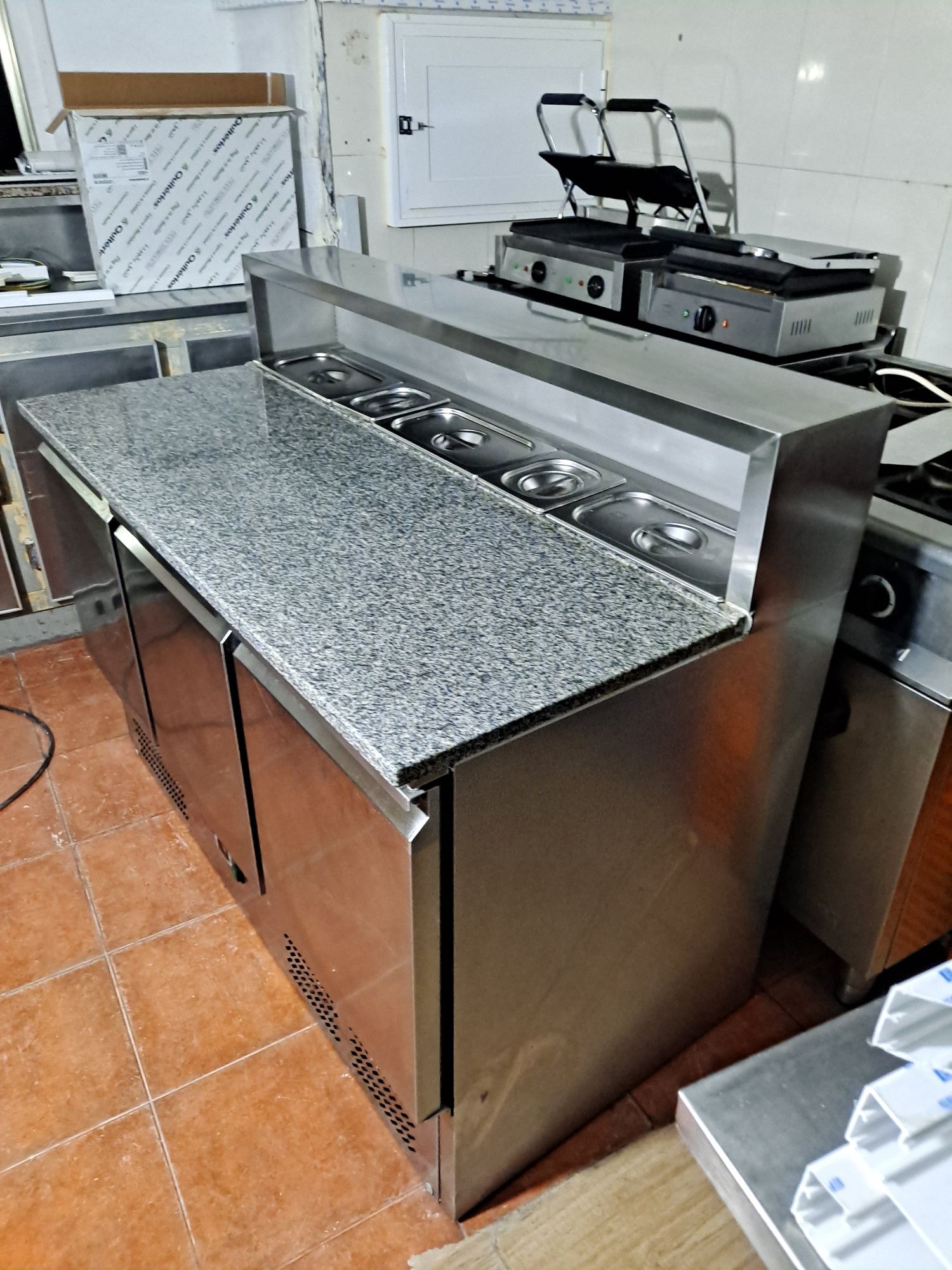 Frigorifico Saladette de Pizzas - 137 cm - 3 Portas - Adapta-se 8 x GN