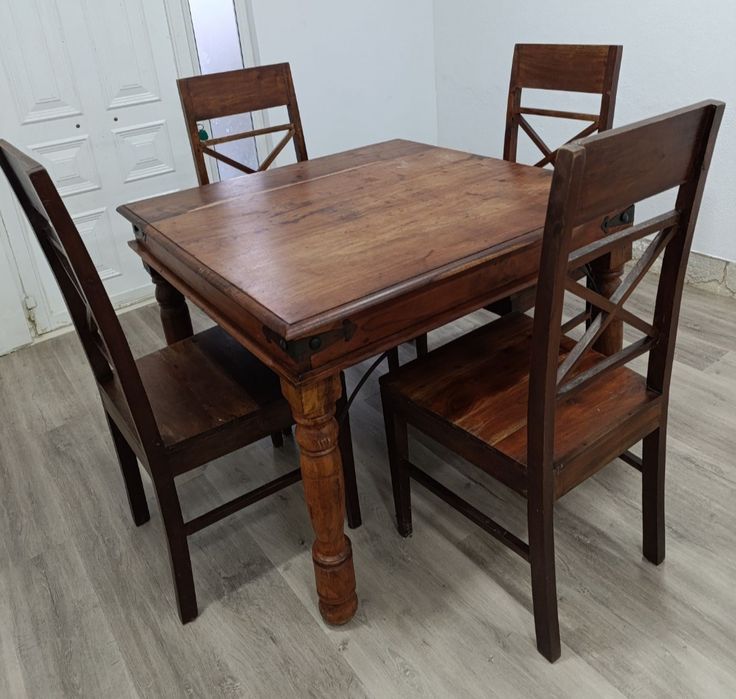 Mesa quadrada, de madeira rústica, tropical com 4 cadeiras