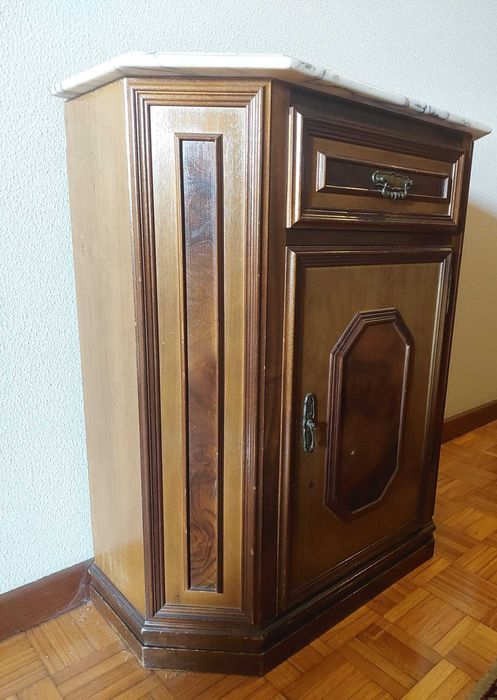 Consola de hall de entrada em madeira e mármore com arrumação.