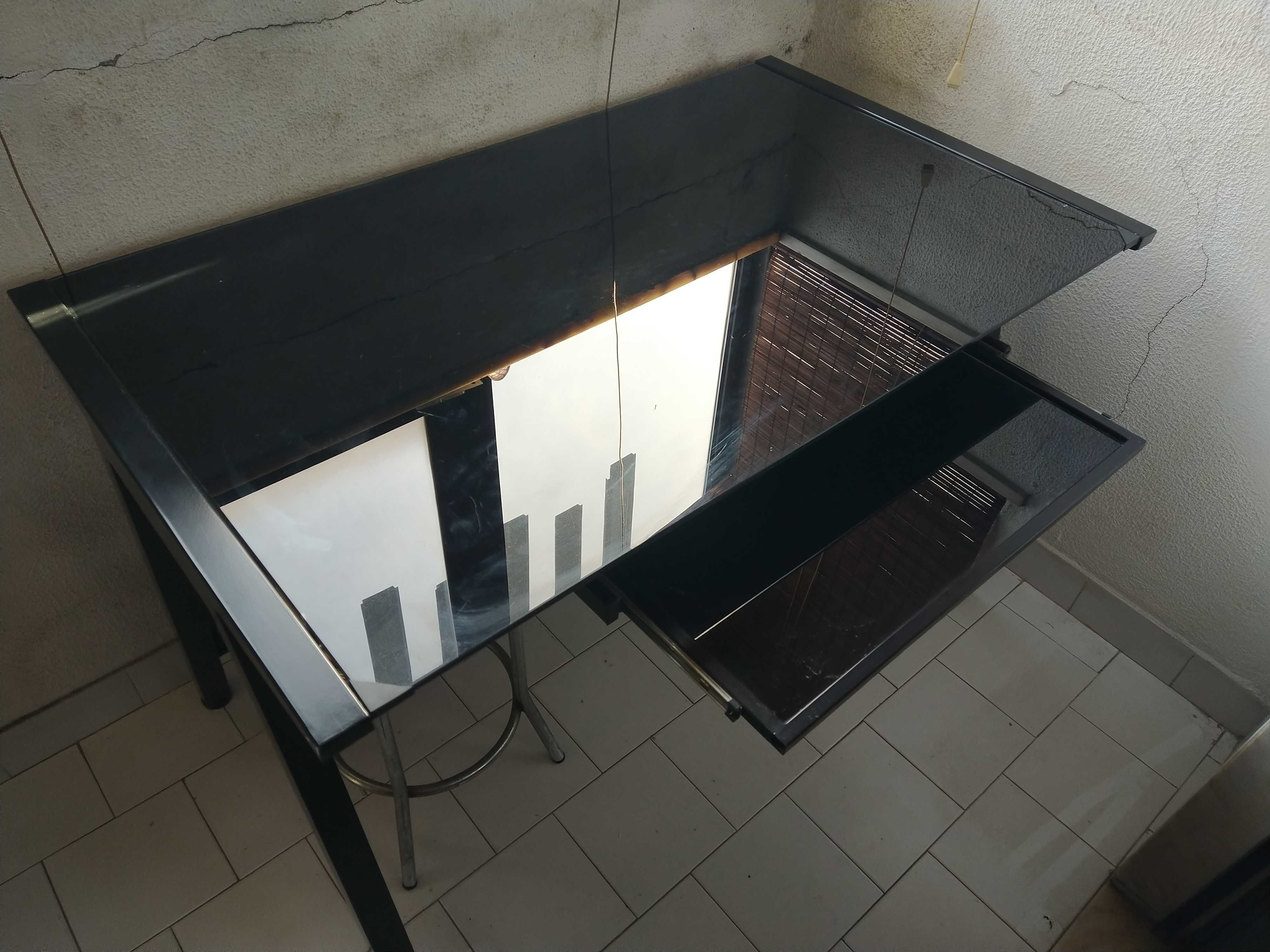 Secretária com tampo em vidro para PC