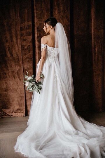 Красивое свадебное платье А- силуэта на стройную девушку