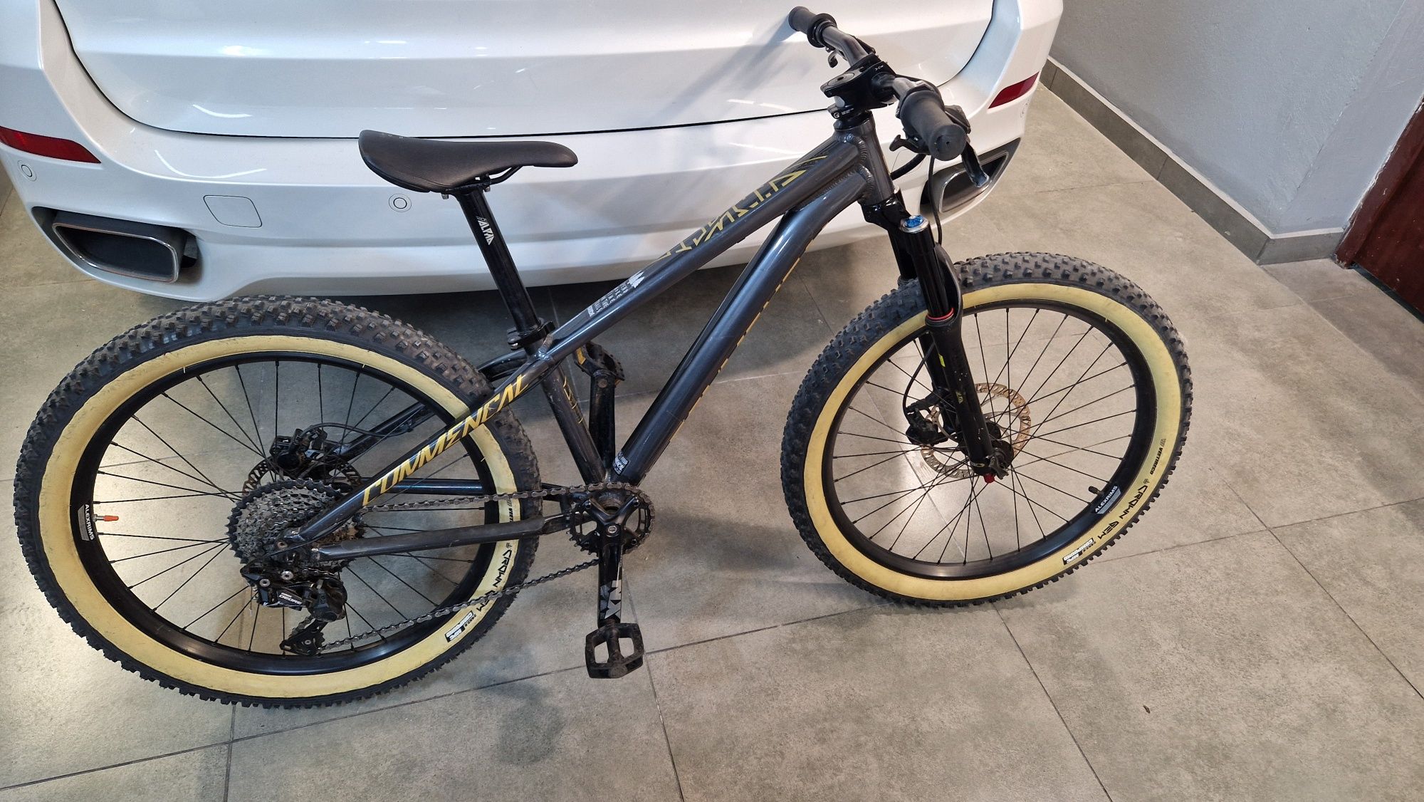 Dirt 24" hydraulika, deore, sram nx, air prology. COMMENCIAL META HT