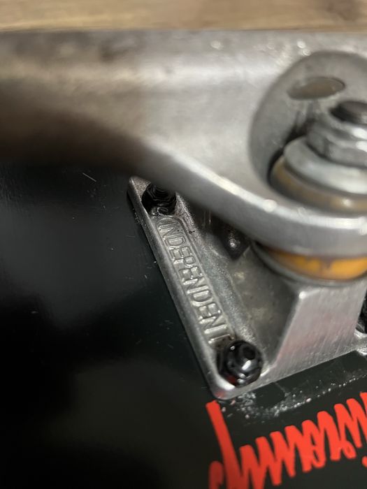 Dwie deskorolki nervous miniramp independent