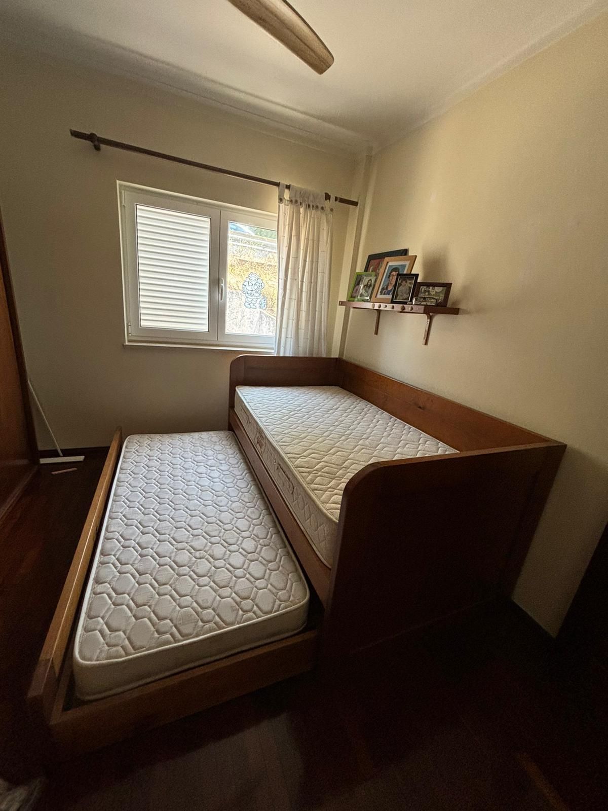 Cama dupla de jovem