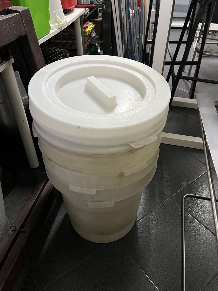 Conjunto de 4 baldes e 2 tampas em plastico