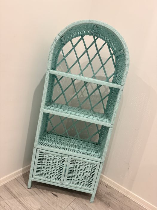 Piękna wiklinowa etażerka