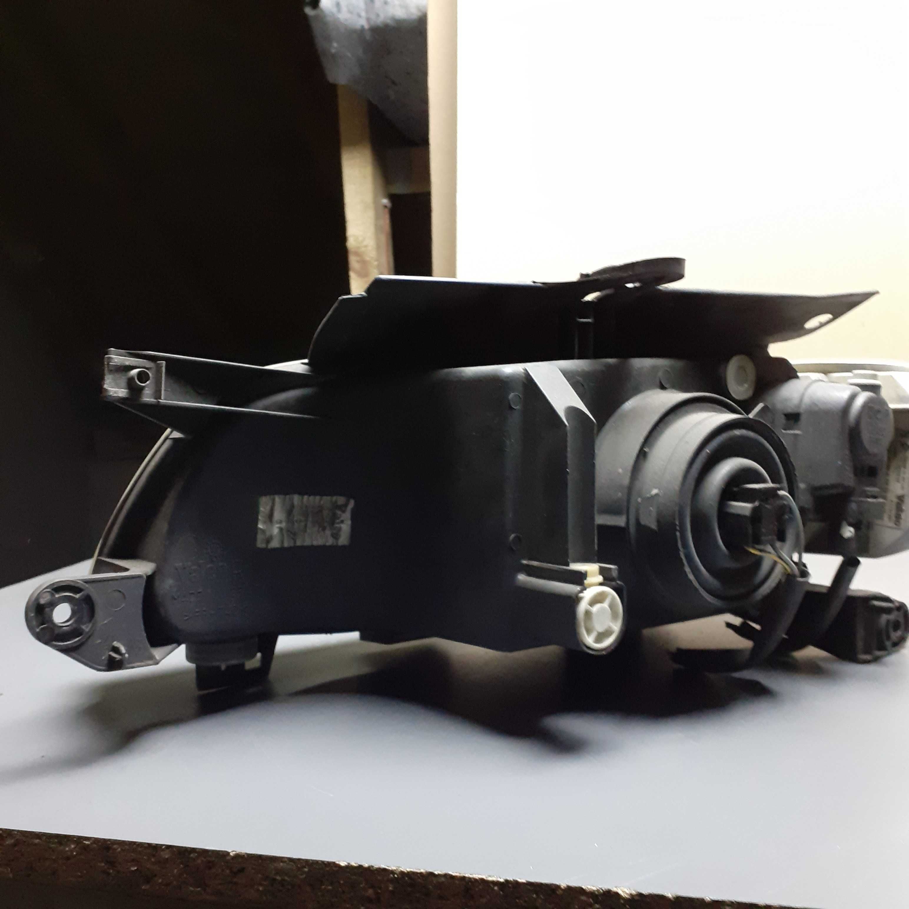 Lampy przednie Peugeot Partner Valeo 086375