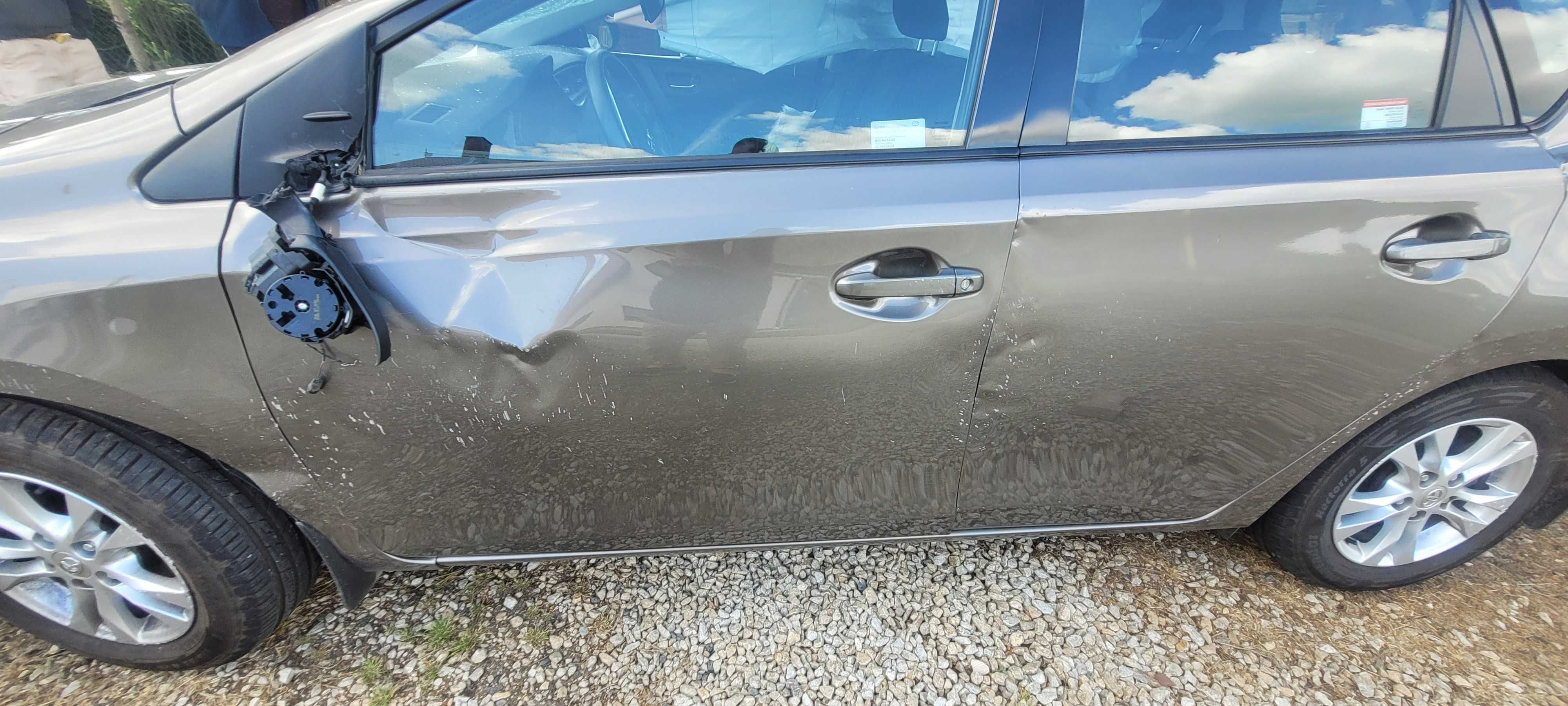 Toyota Auris uszkodzony