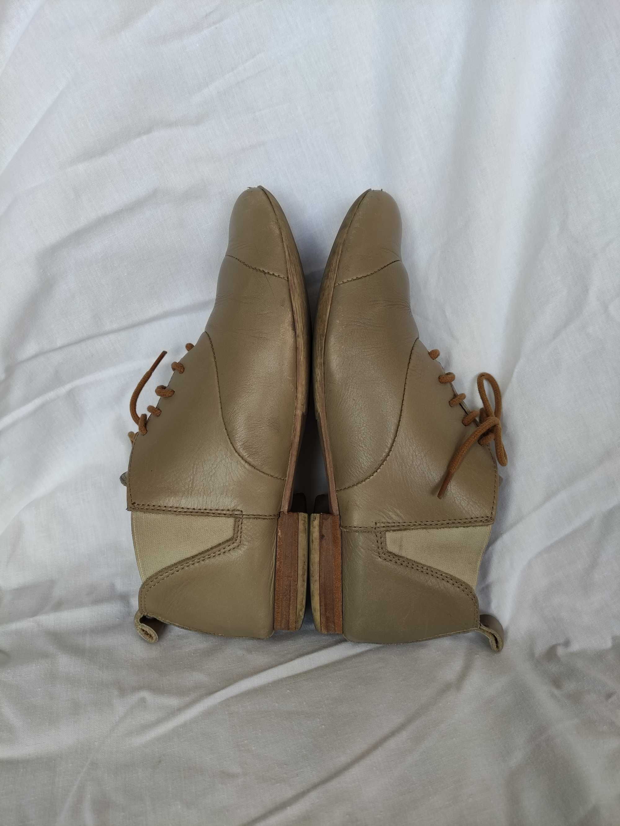 Sapatos rasos, beges, fechados, com cordões, estilo dança
