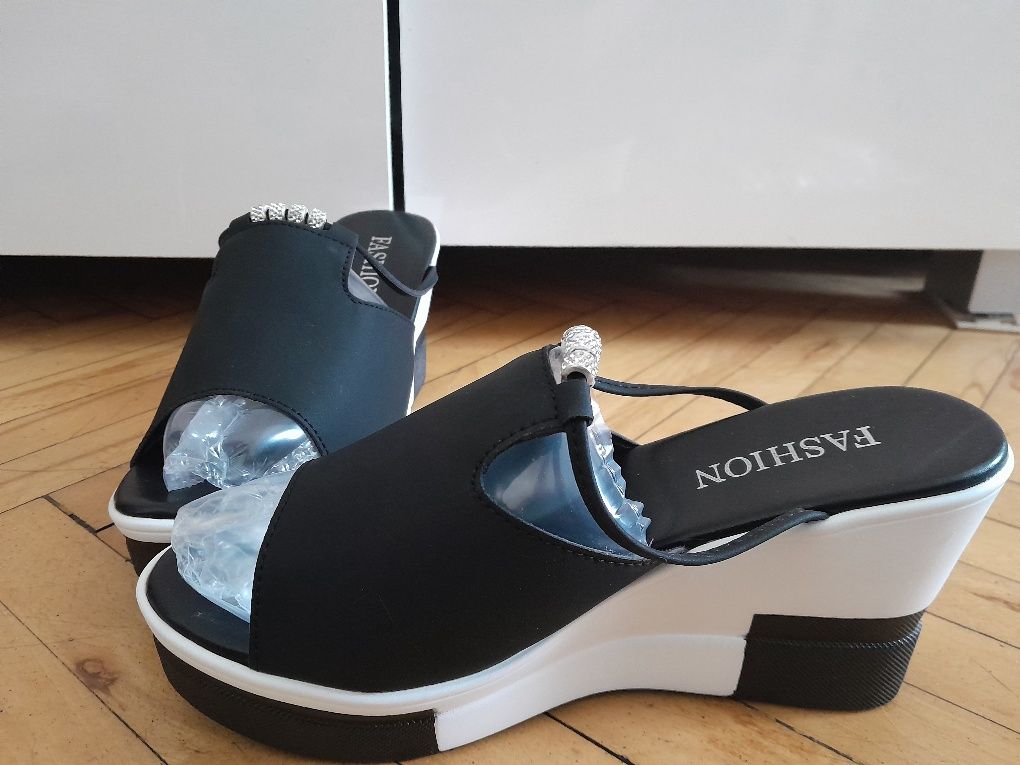 Buty na koturnie