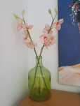 Jarra com flores artificiais