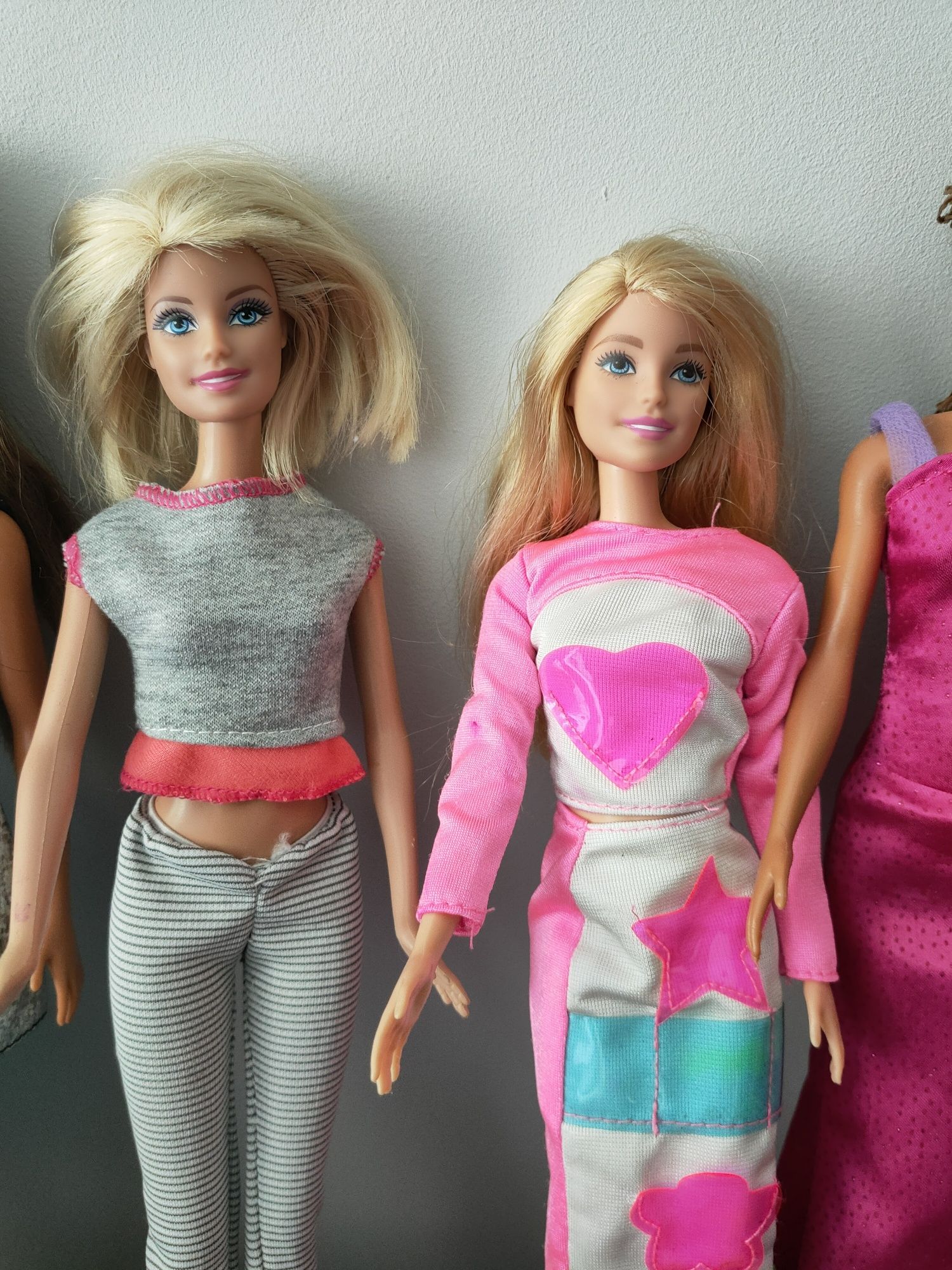 Zestaw lalek Barbie z akcesoriami.