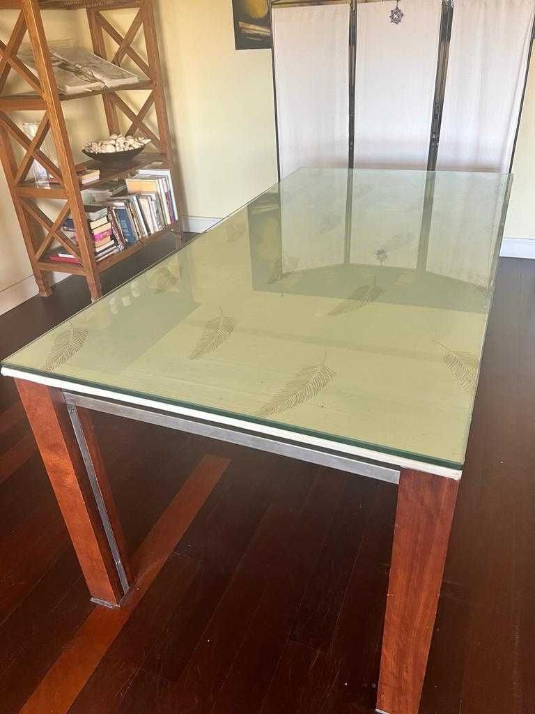 Mesa de vidro, madeira e aluminio