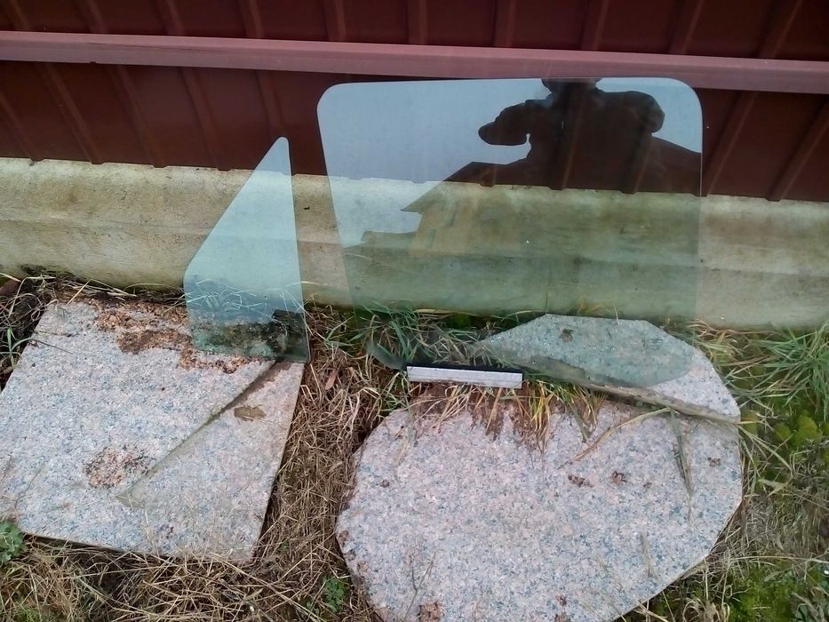 Скло неосновне Фієста MK4 задньої бокової дверки 5дв.