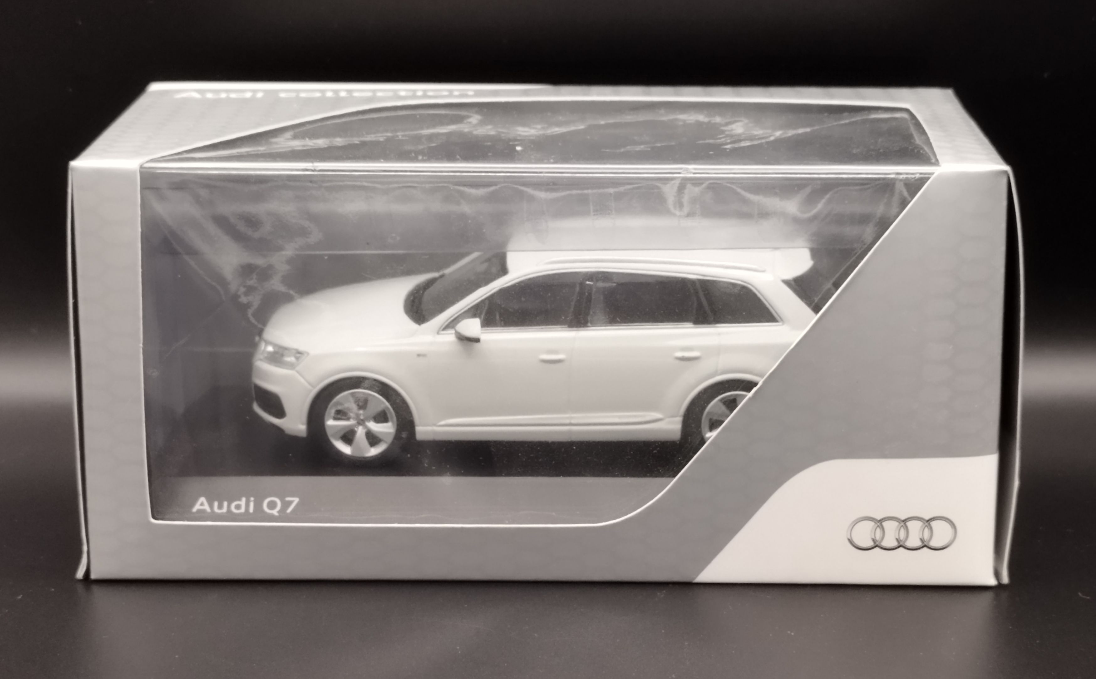 1:43 Spark Audi Q7 model nowy