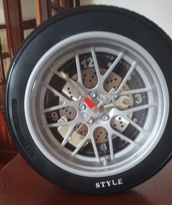 Relógio em formato de pneu novo