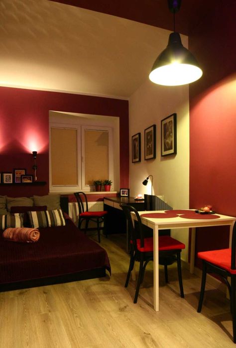 Bardzo funkcjonalny pokój, z oddzielną łazienką. W centrum Torunia.