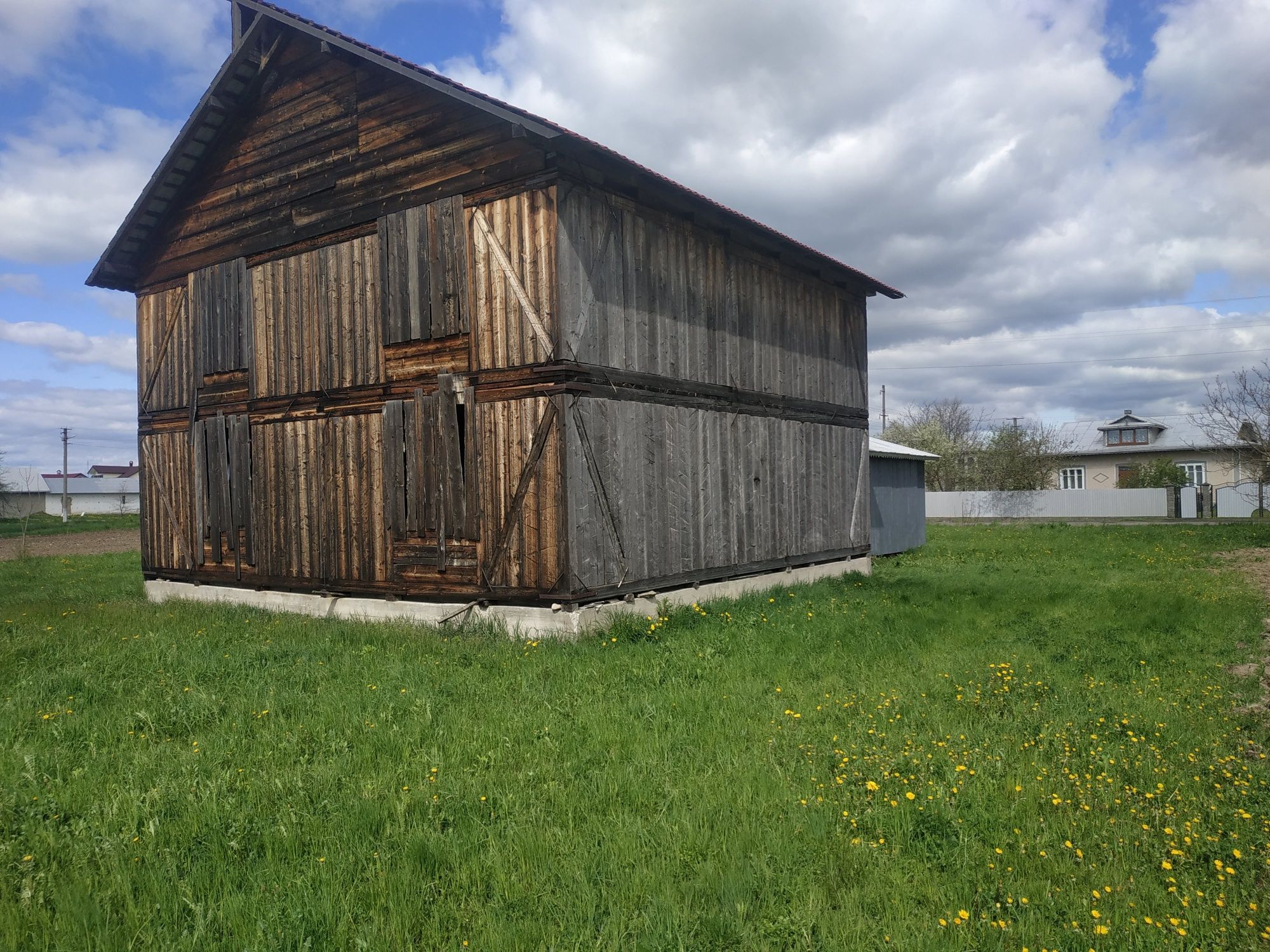 Продам дерев'яний будинок з літньою кухнею та земельною ділянкою 0.25