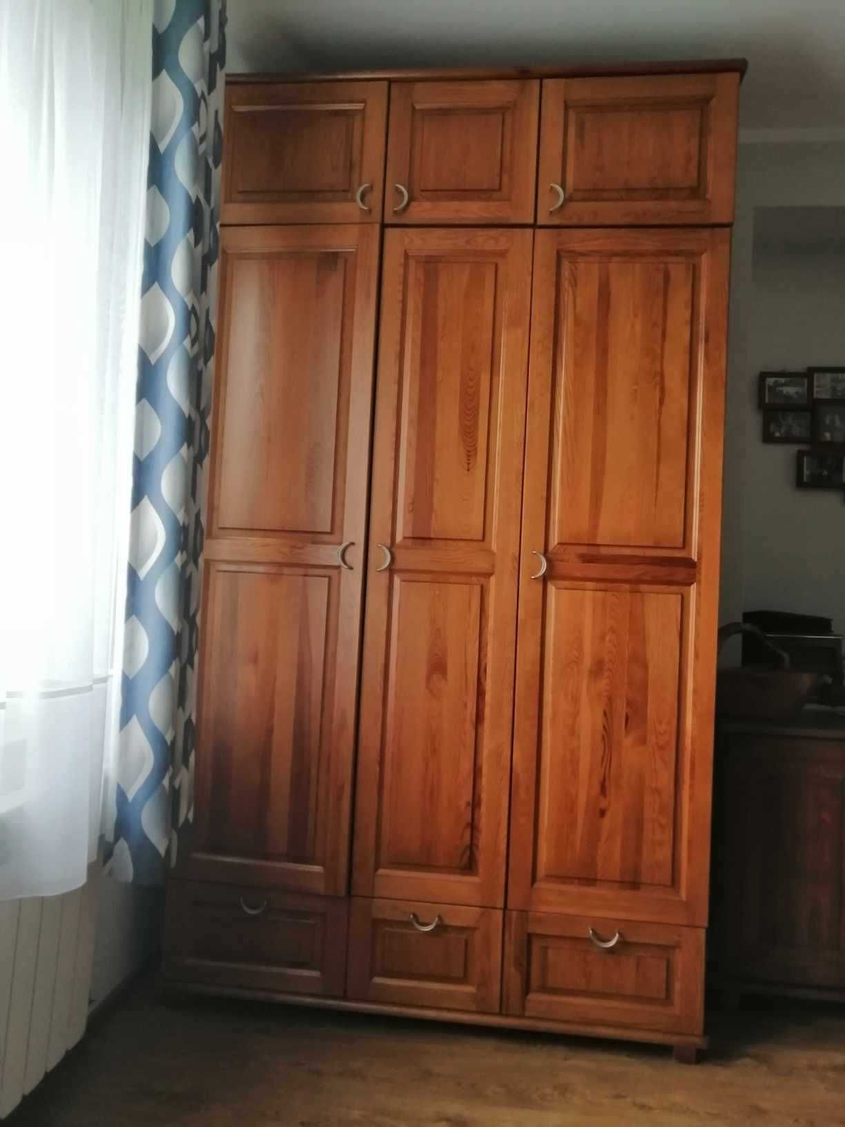 Drewniana szafa trzydrzwiowa z szufladami drewno bieliźniarka z drewna