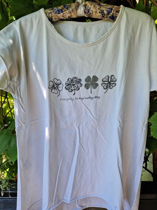 Luźny t-shirt asymetryczny z napisem rozm s/m