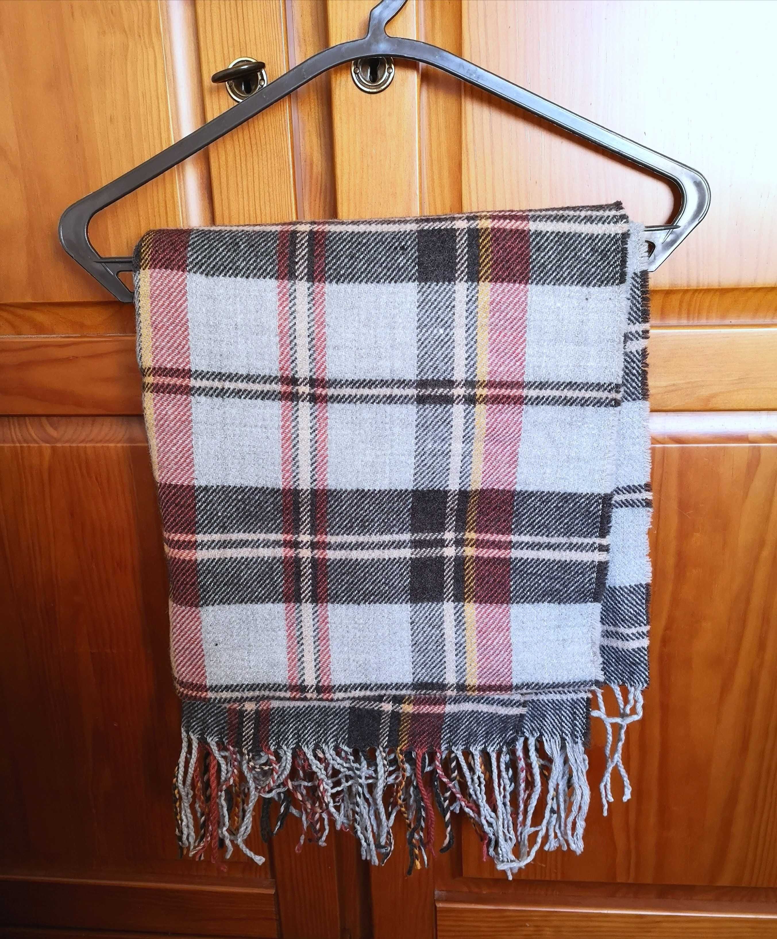 Cachecol multicolorido em tons de cinzento Stradivarius