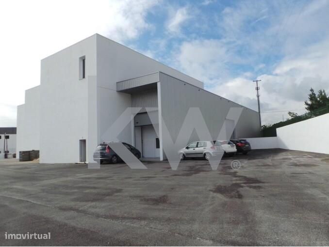 Armazém com 735m2 - São Julião do Tojal - Loures