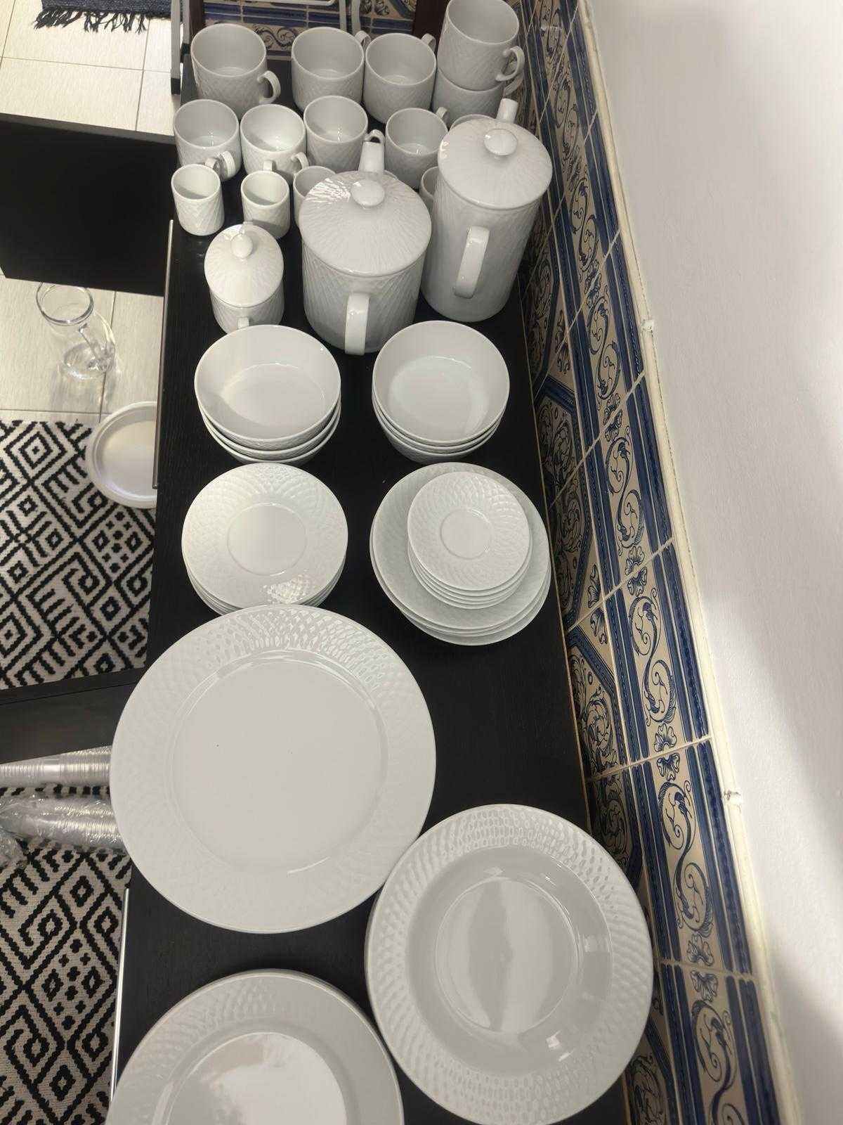 Vende se aparelho de Jantar.