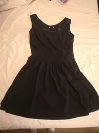 Śliczna sukienka rozmiar 40, czarna, rozkloszowana, krotka