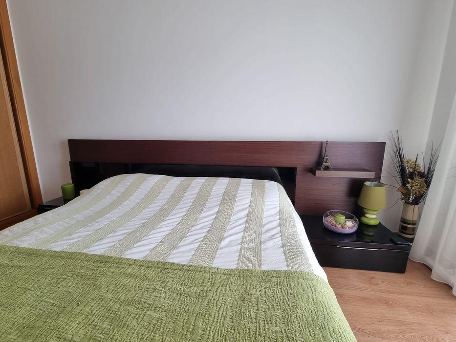 Cama de casal com mesa cabeceira e luz lateral