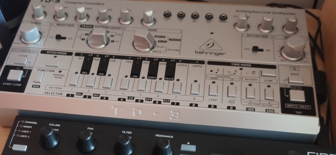 Syntezator Behringer TD-3-SR (Klon Rolanda TB-303)