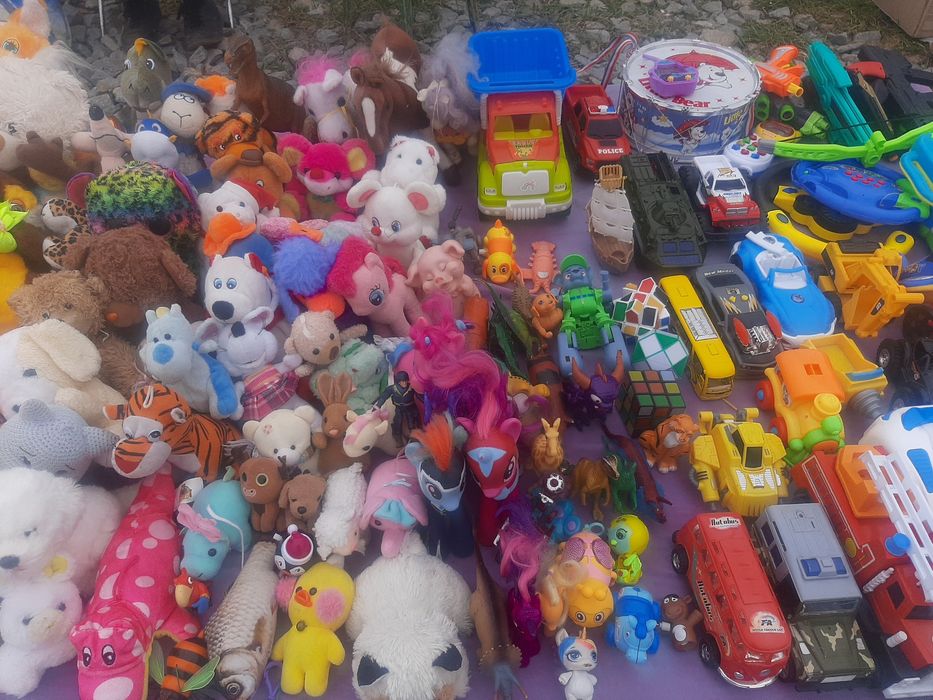 нитки і іграшки.