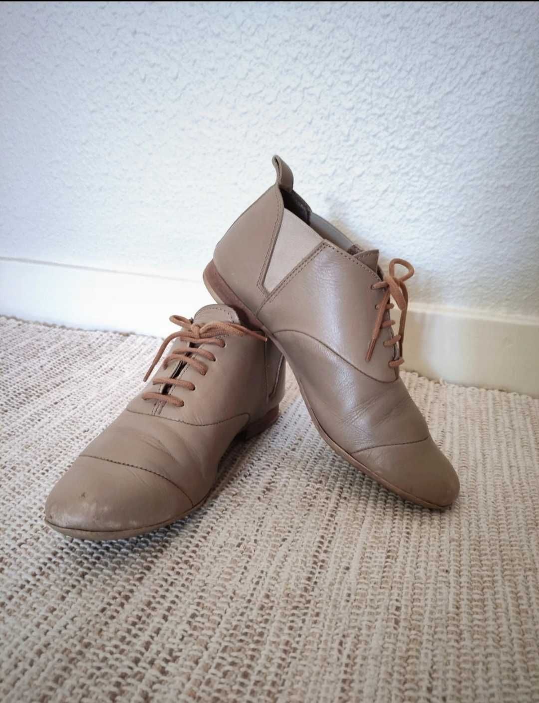 Sapatos rasos, beges, fechados, com cordões, estilo dança