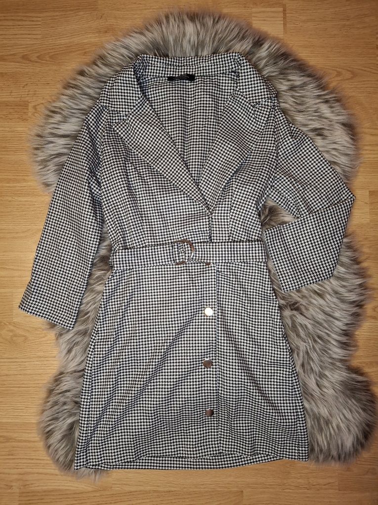 Elegancka sukienka w kratkę z kołnierzykiem Bershka