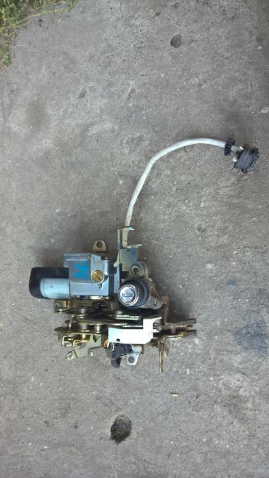 Zamek tylnej klapy z dociąganiem Mercedes w124 kombi