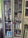 Biblioteczka z dwoma szufladami