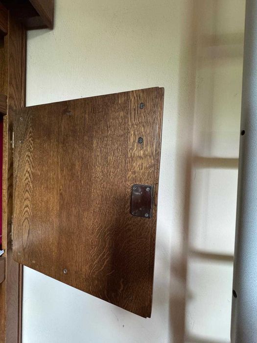 Masywny mebel z litego drewna – rzeźbione fronty, styl rustykalny