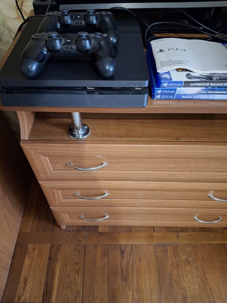 Продам приставку Playstation 4. 1 терабайт