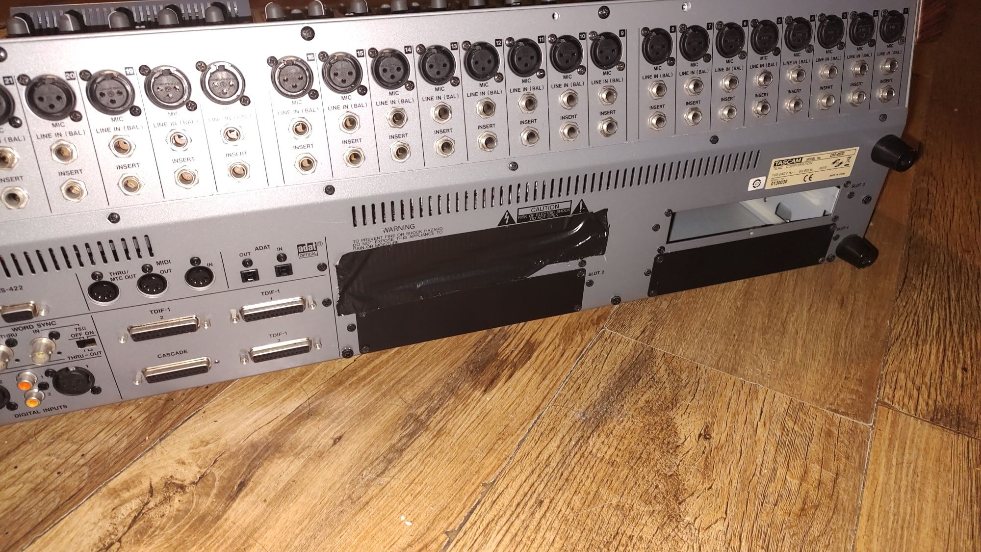 Mixer audio - TASCAM DM-4800 + meterbridge