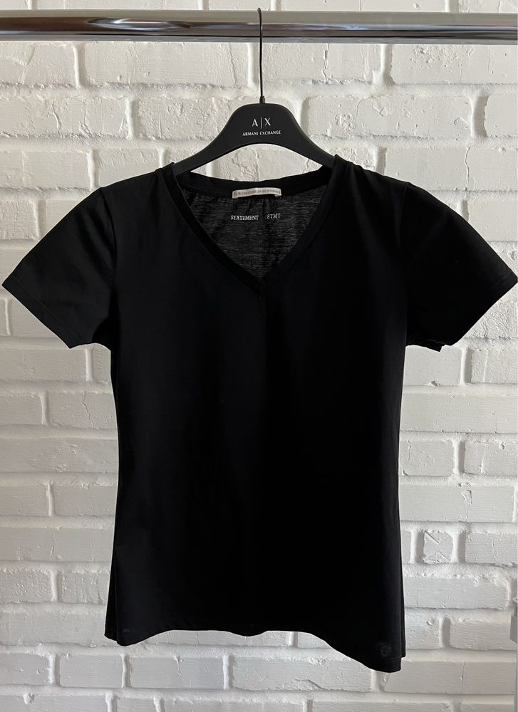 Чорна жіноча футболка розмір s v-подібний виріз