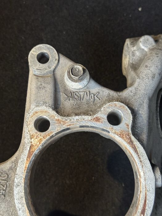 Цапфа Ford Mustang Mach‑E задня права