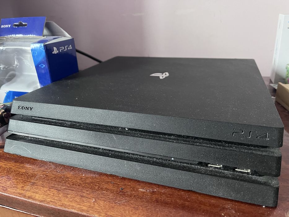 PS PRO 1000 GB 2 gamepade