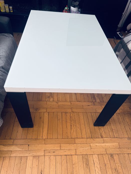 Stół duży z grubym szkłem