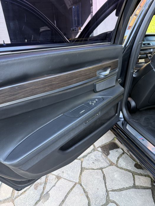 BMW 750 long 4.4 бензин