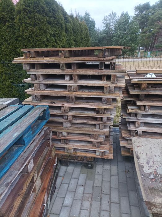 Palety po kostce brukowej