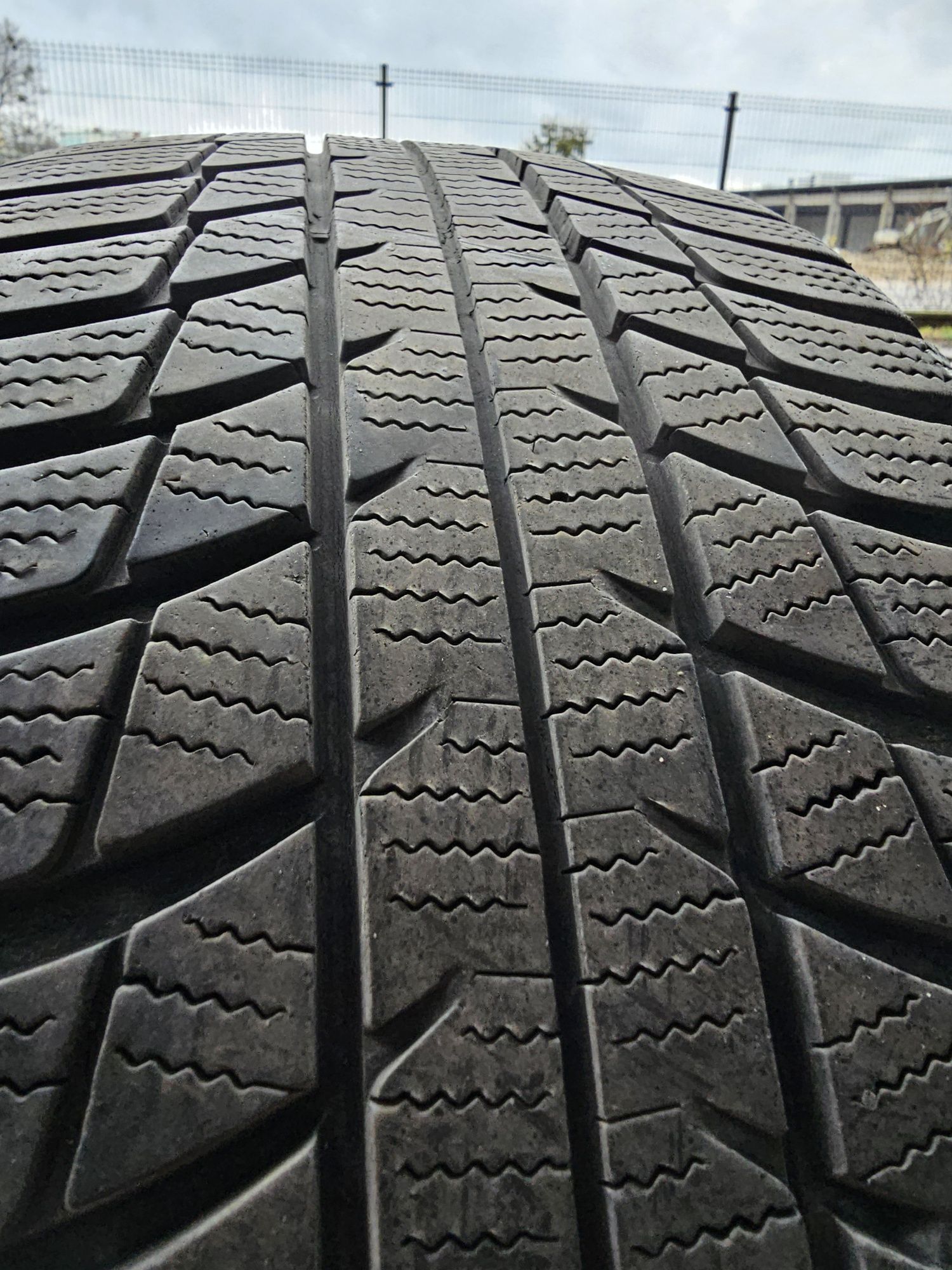 Dwie opony zimowe Bridgestone Blizzak LM001 235/45/18 98V