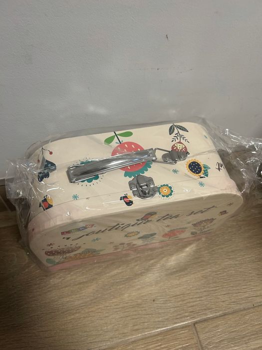 Zestaw Do Herbaty I Kawy W Kuferku Talerzyki Filiżanki Czerwony