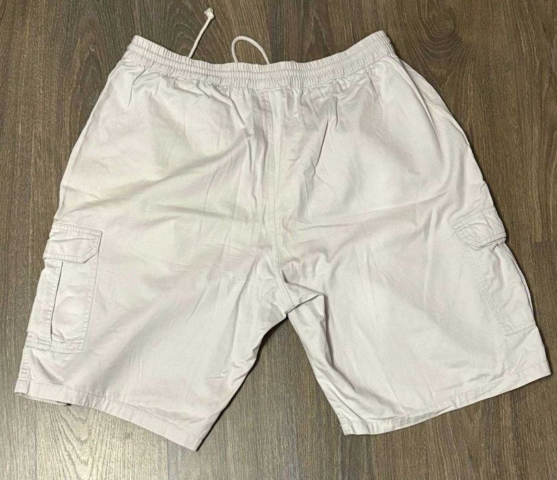 Довгі та широкі бежеві шорти