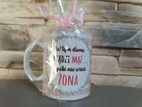 Zabawny kubek dla żony, W tym domu rządzi mąż dopóki nie wróci żona