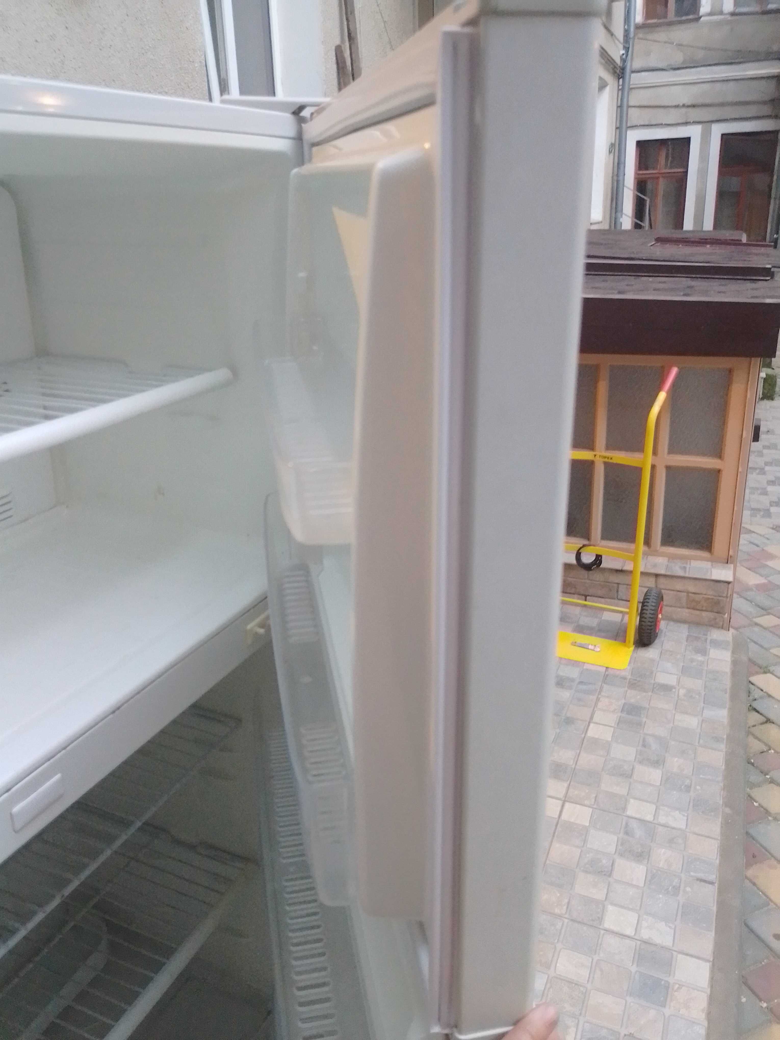 Холодильник Samsung широкий вместительный
