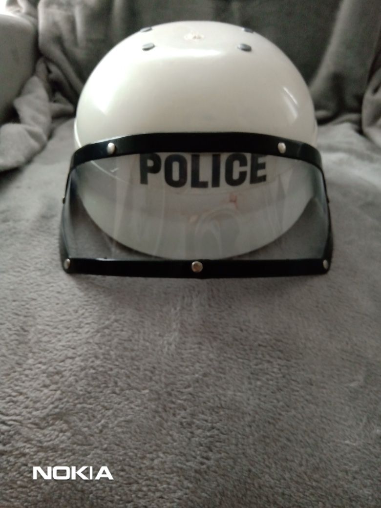 Hełm, kask policyjny wraz z kamizelką odblaskową i paskiem
